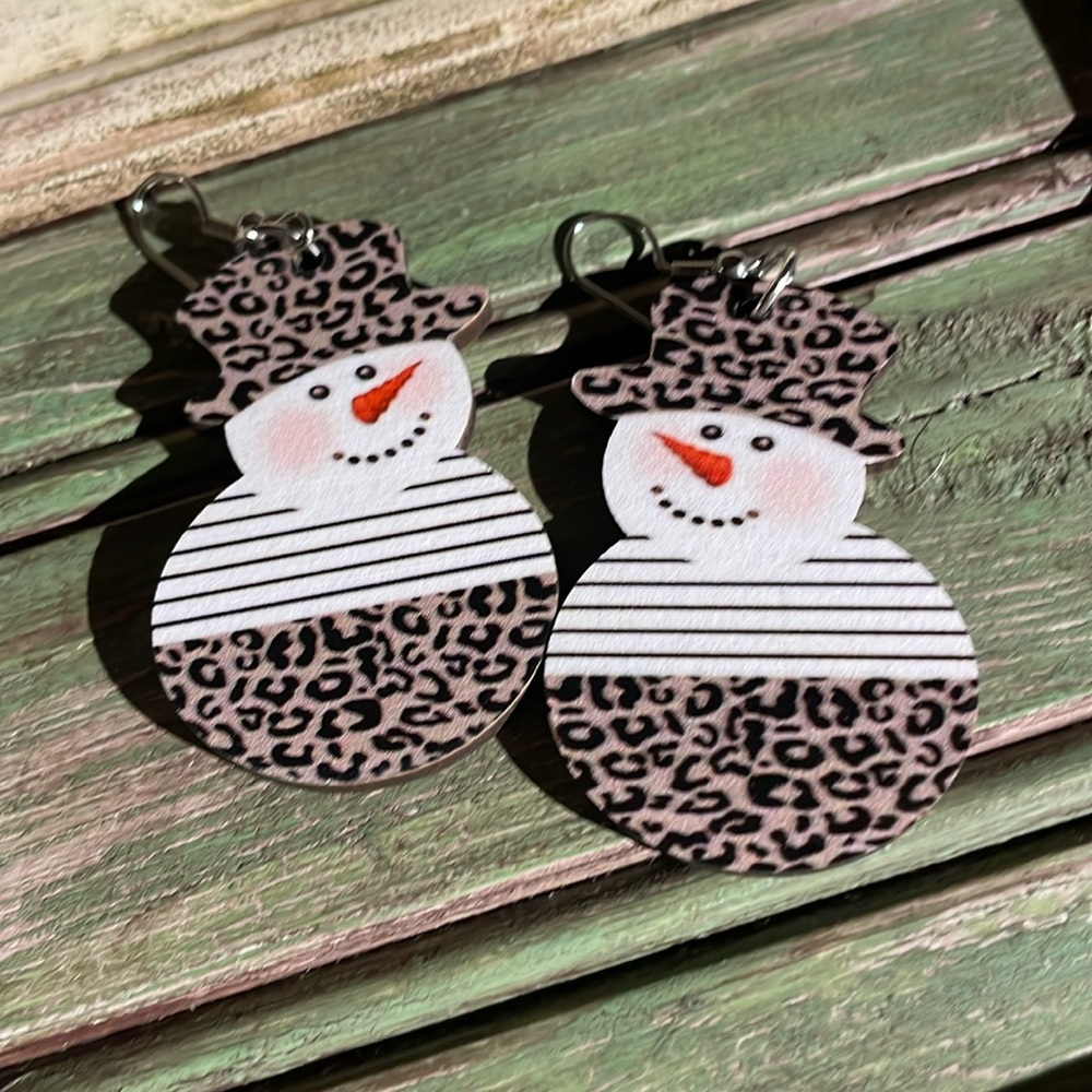 NWOT Trendy Snowman dangle earrings